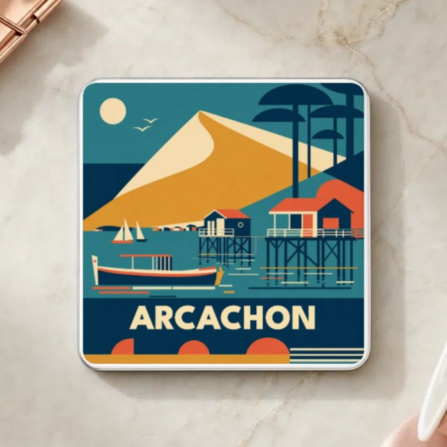 Magnet souvenir d’Arcachon en style géométrique années 50 : la dune du Pilat, les cabanes tchanquées sur pilotis, une pinasse et les pins, nom en grandes capitales