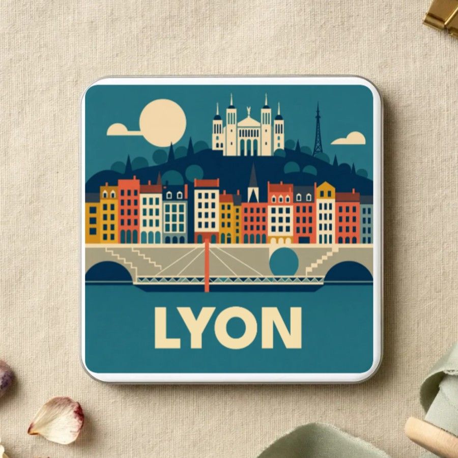 Magnet souvenir de Lyon en style géométrique années 50 : la basilique de Fourvière, les façades colorées des quais de Saône et la passerelle, nom en grandes capitales