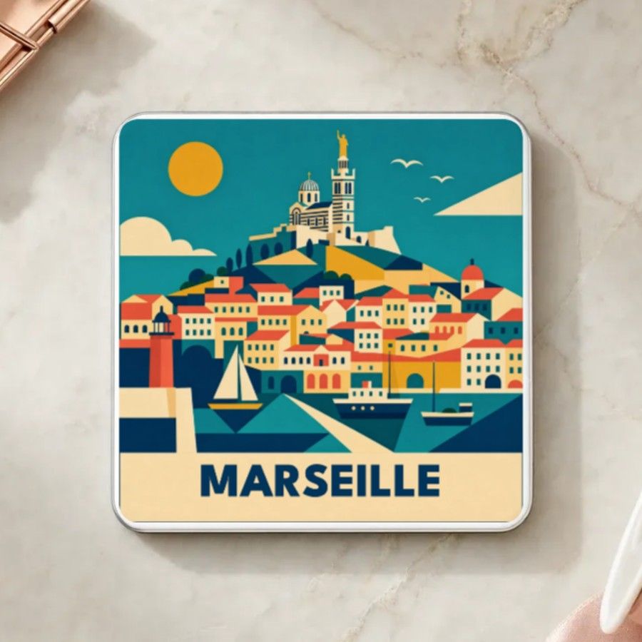 Magnet souvenir de Marseille en style géométrique années 50 : Notre-Dame-de-la-Garde sur sa colline, les maisons du Vieux-Port et un voilier, nom en grandes capitales