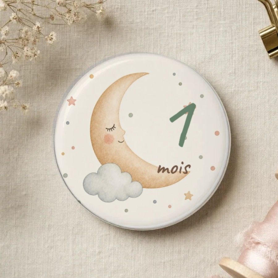 Magnet rond pastel de la série mois par mois : une lune endormie sur un nuage, grand chiffre du mois