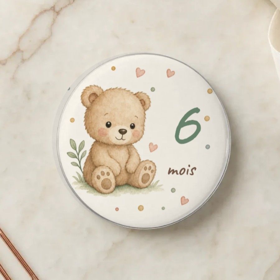 Magnet rond pastel de la série mois par mois : un ourson assis, grand chiffre du mois