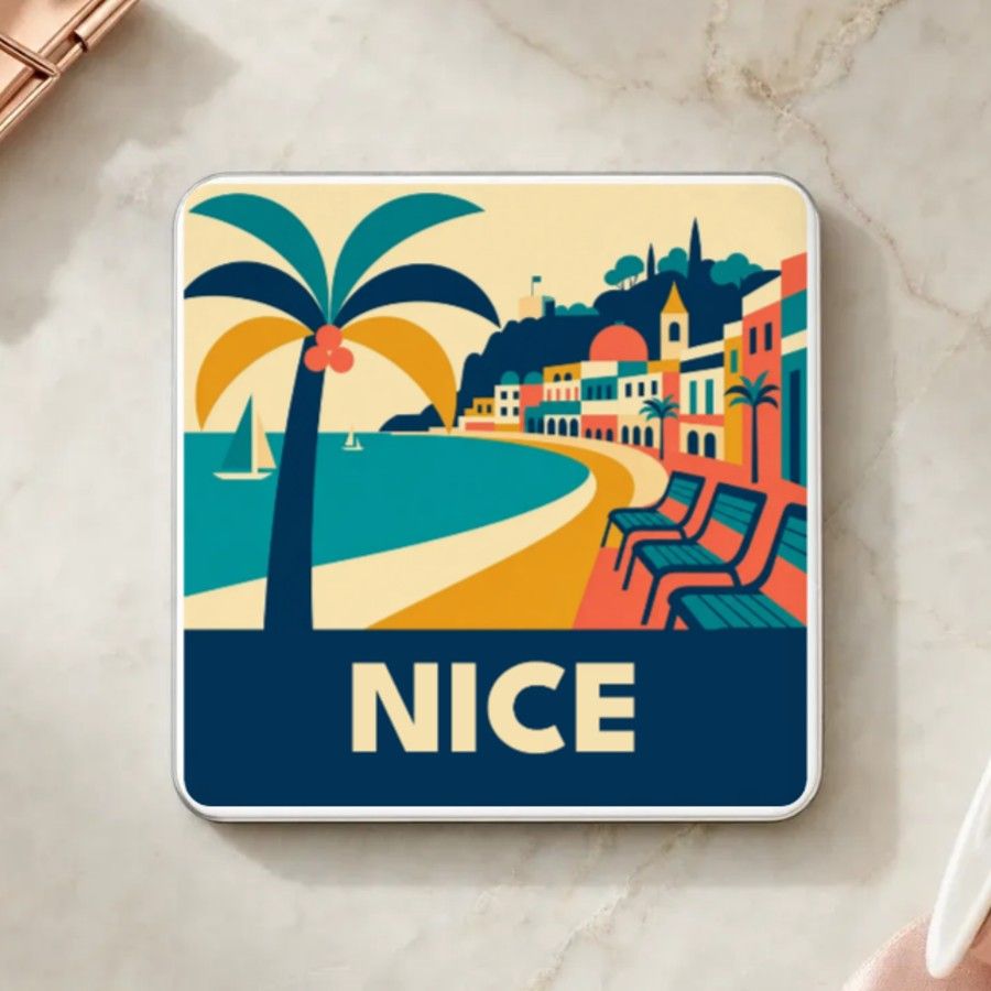 Magnet souvenir de Nice en style géométrique années 50 : un palmier, la baie des Anges et les chaises bleues de la promenade des Anglais, nom en grandes capitales