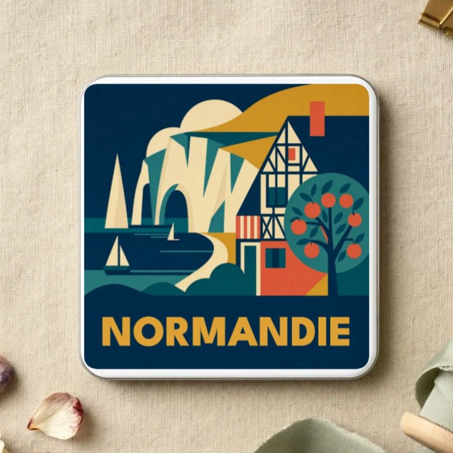 Magnet souvenir de Normandie en style géométrique années 50 : les falaises d’Étretat, une maison à colombages et un pommier, nom en grandes capitales