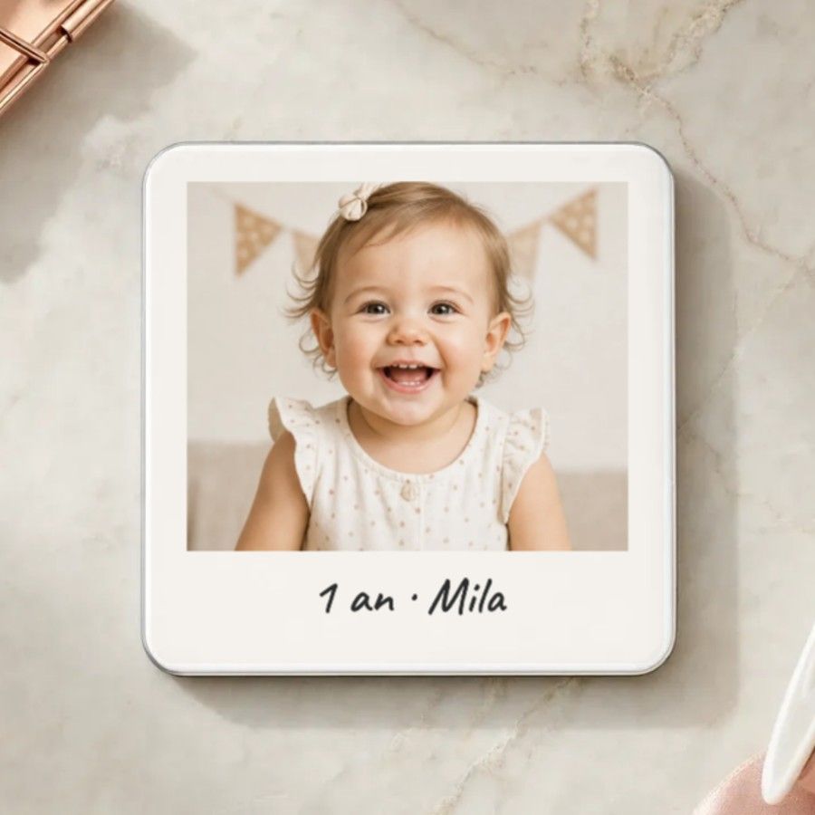 Magnet carré façon polaroid avec la photo de l’enfant pour son premier anniversaire