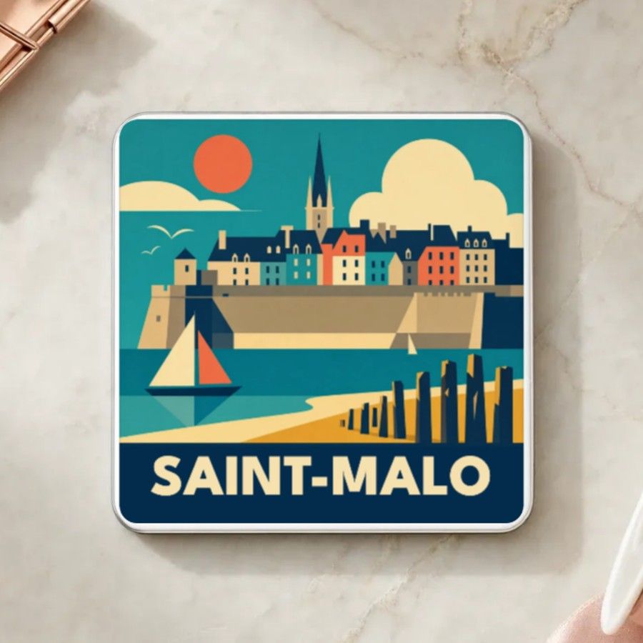 Magnet souvenir de Saint-Malo en style géométrique années 50 : les remparts de la cité corsaire, la cathédrale, un voilier et les brise-lames, nom en grandes capitales